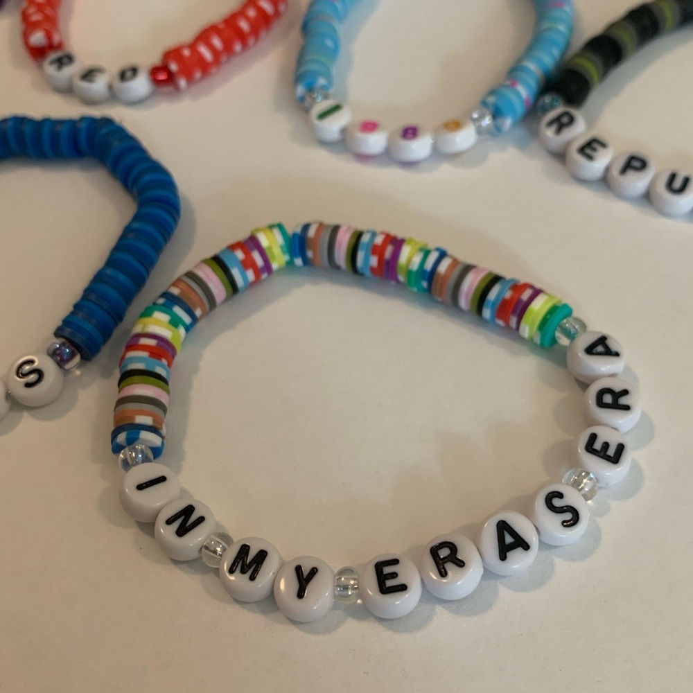 set of 11! eras tour friendship bracelets to trade ☆